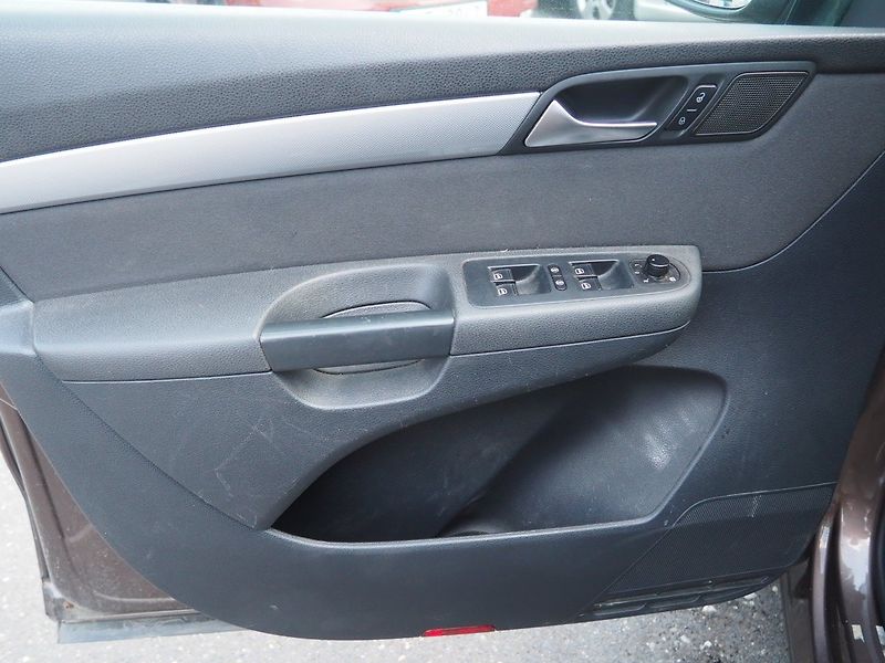 Volkswagen Sharan (2011) 2.0 TDI, 103 kW, 7 míst - fotka 9 z 31