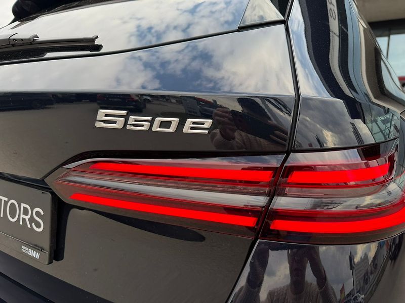 BMW Řada 5 550e xDrive Touring 08/2025 - fotka 28 z 29