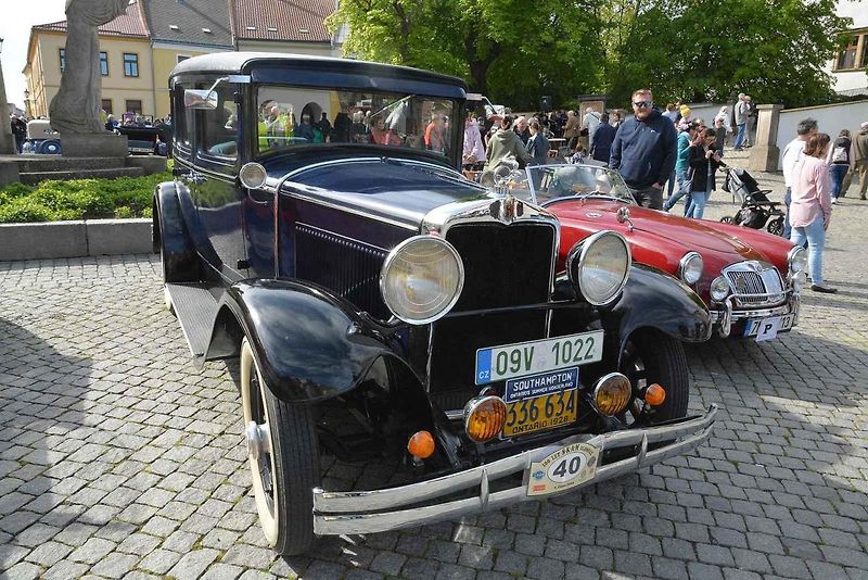 Stovka nablýskaných motocyklů a automobilů předválečné a meziválečné éry vyrazila v neděli z Horního náměstí v Přerově na spanilou jízdu regionem. Nejstarší účastnicí byla osmaosmdesátiletá Libuše Šulcová, která na trasu vyrazila na motocyklu BSA 770 se s