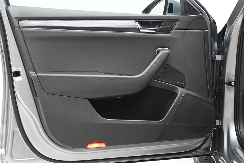 Škoda Superb 2,0 TDI 110 kW DSG Style Záruk - fotka 25 z 33