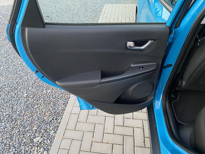Hyundai Kona ELECTRIC 100kW- VÝHŘEV SEDAČEK - fotka 28 z 43
