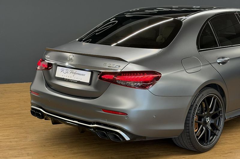 Mercedes-Benz Třídy E (2021) E 63s AMG 4Matic+ V8 Biturbo - fotka 32 z 124