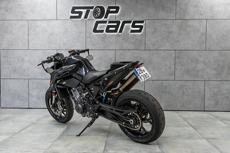 KTM 890 Duke L *AKRAPOVIC* - fotka 3 z 20