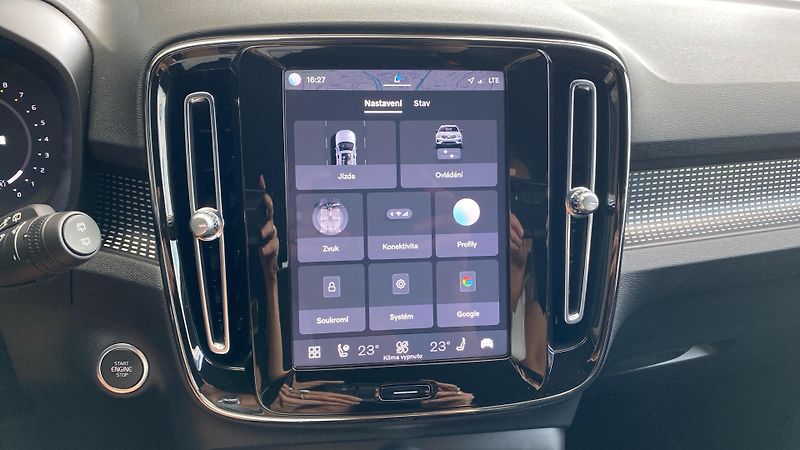 Volvo XC40 PLUS DARK, B4 AWD, 145+10 kW / - fotka 23 z 38