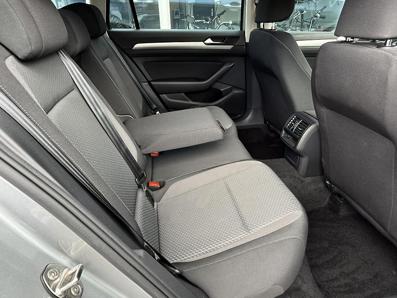 Volkswagen Passat Variant 2,0TDI R-Line Design - fotka 20 z 43