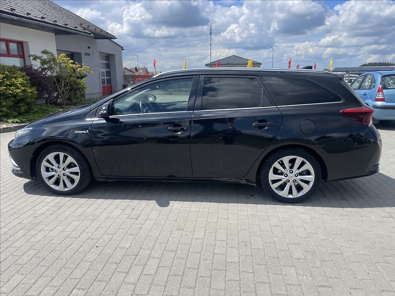 Toyota Auris 1,8 i 73kw Hybrid e-CVT bez ko - fotka 2 z 40