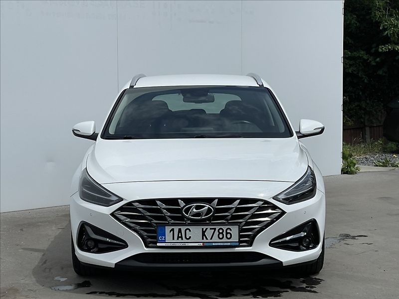 Hyundai i30 1,5 T-GDI AT7 Combi Smart PDC - fotka 18 z 19