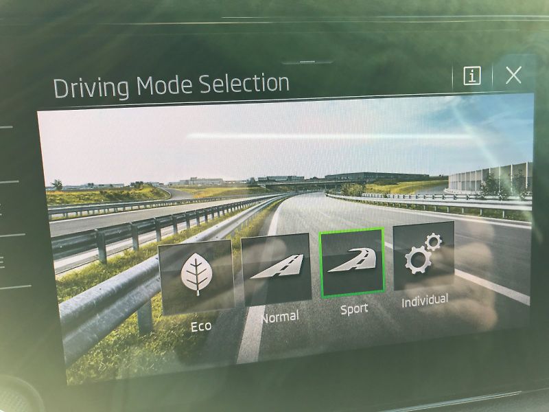 Škoda Karoq (2024) SEL TS 110/1.5 M6F - fotka 16 z 24