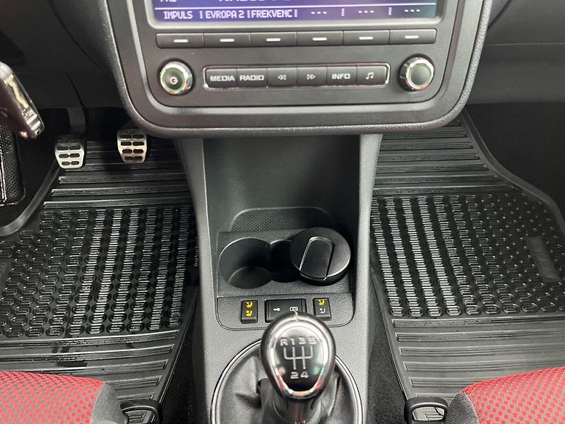 Škoda Fabia (2011) 1.2 TSi Monte Carlo Top Stav - fotka 14 z 26
