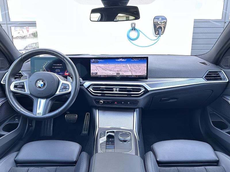BMW Řada 3 330i M-Sport - fotka 6 z 31