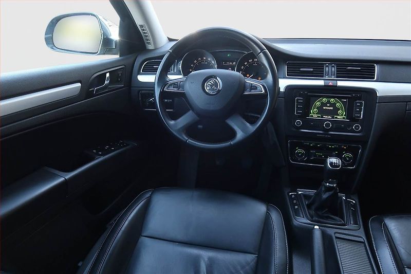 Škoda Superb (2014) 2.0 TDI, Navi, Xenony - fotka 7 z 19