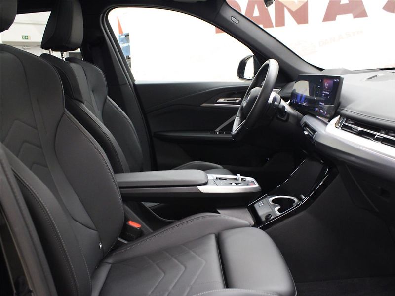 BMW X1 2,0 xDrive 23i M-paket zánovní - fotka 12 z 34