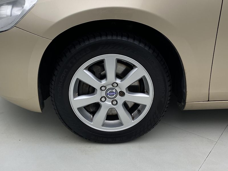 Volvo V60 D5 MOMENTUM REZERVACE - fotka 32 z 43