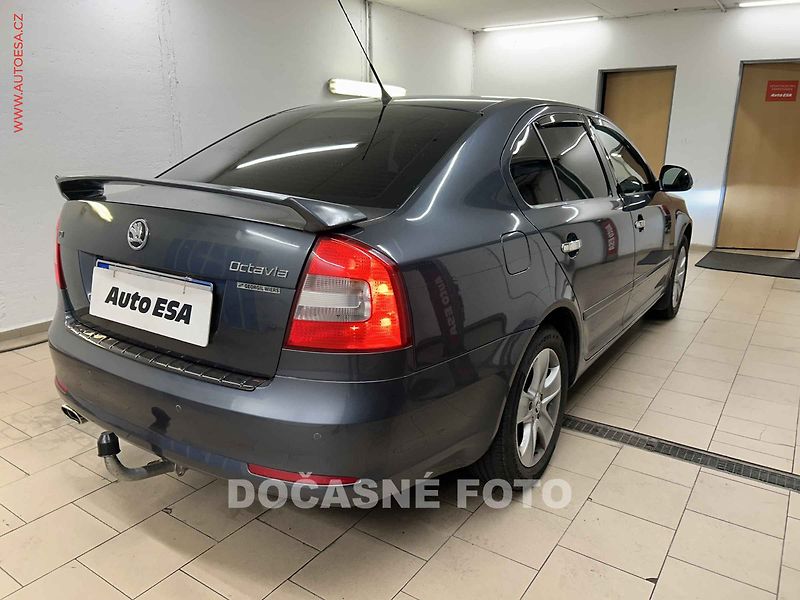 Škoda Octavia (2009) 1.6 TDi, Ambiente, xenon - fotka 2 z 3