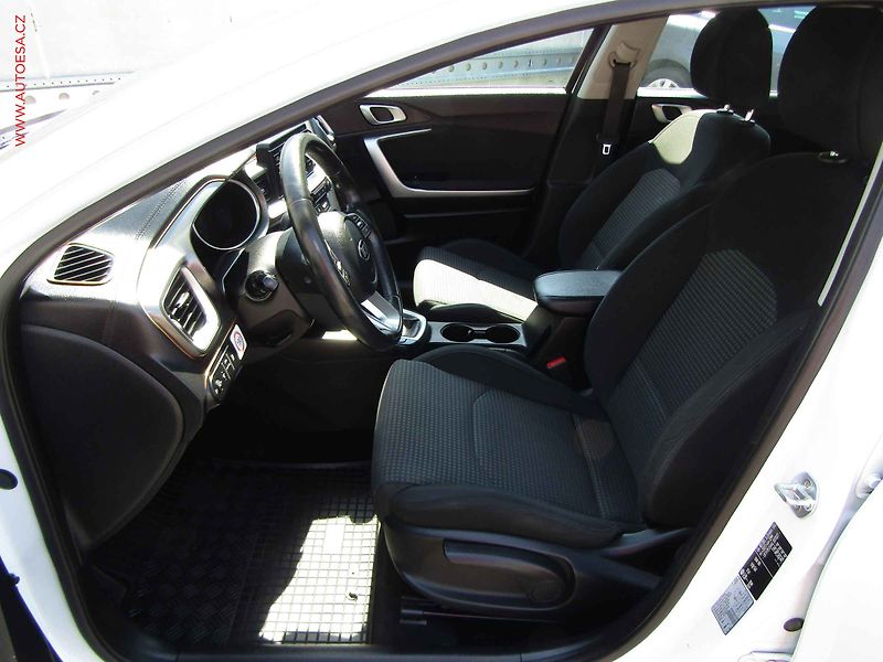 Kia Ceed (2018) 1.4i, ČR, AC, temp, tažné - fotka 9 z 21