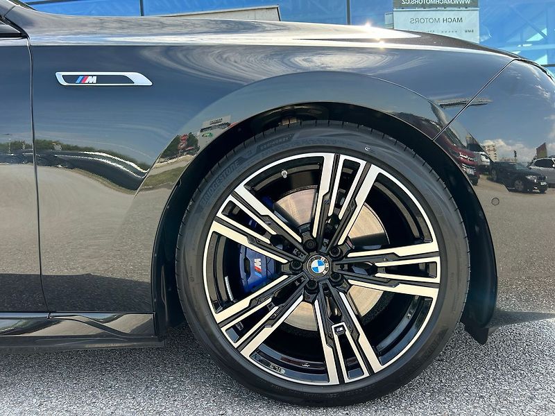 BMW Ostatní M760e xDrive, B&W Diamond TOP - fotka 11 z 35