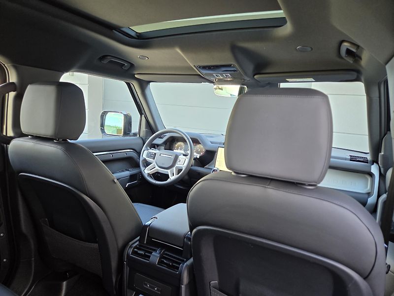 Land Rover Defender (2025) D300 X-DynSE HUD PANO TZ ACC - fotka 9 z 55