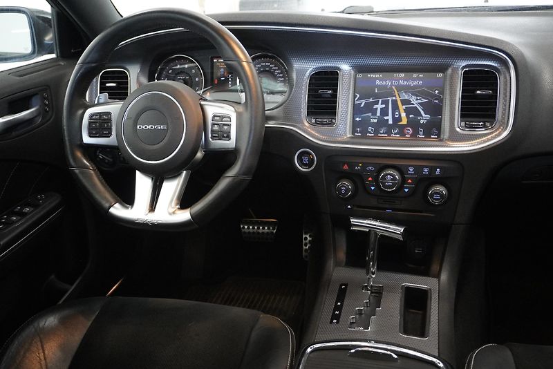 Dodge Charger 6.4 HEMI SRT 8 AUTOMAT - fotka 31 z 39