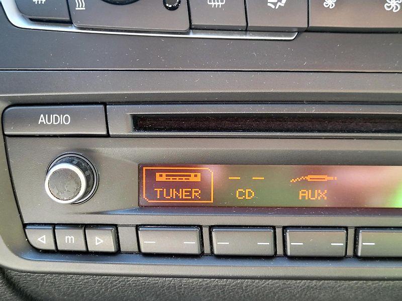 BMW Řada 1 2,0 d 105kW Urban Line SERV.KN - fotka 34 z 43