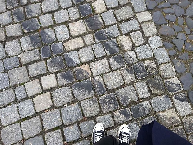 Následky nočního driftování na Valdštejnově náměstí v Jičíně.