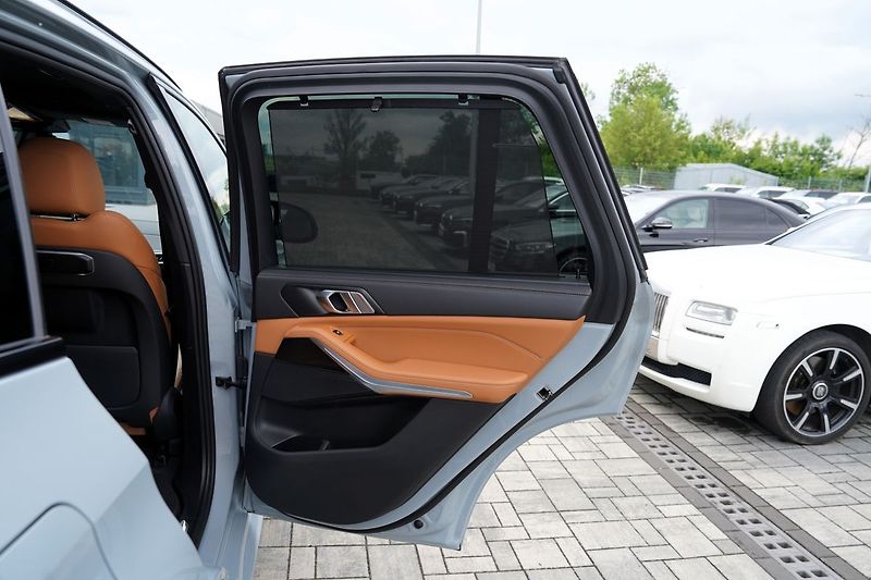BMW X5 M60i xDrive/AT9/21/530 PS - fotka 22 z 45