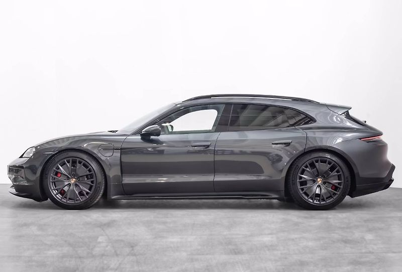 Porsche Taycan GTS Sport Turismo Burm HuD Inn - fotka 4 z 26