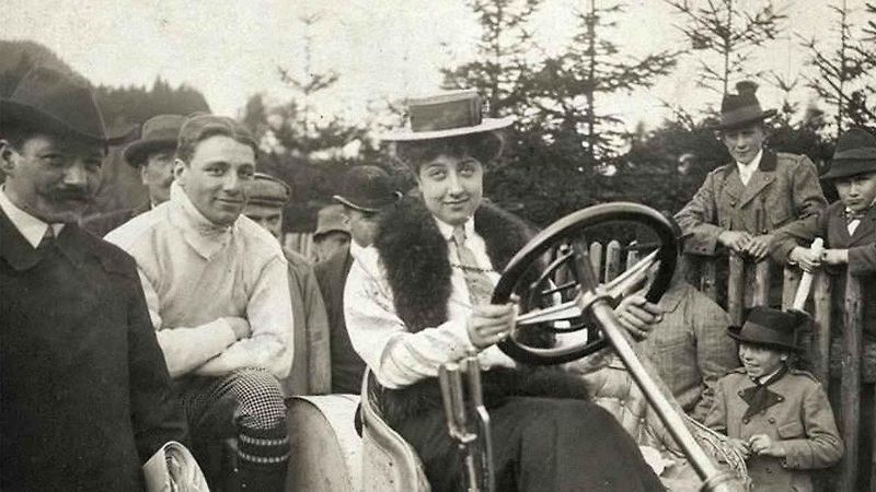 Mercedes společně s otcem Emilem Jellinekem