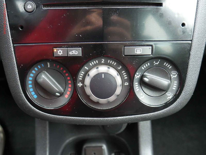 Opel Corsa (2012) 1.2i, ČR, AC, temp - fotka 14 z 15