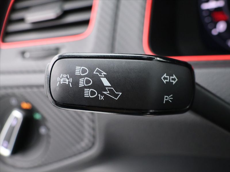 Volkswagen Golf 2,0 TSI GTI 180kW Performance - fotka 15 z 29