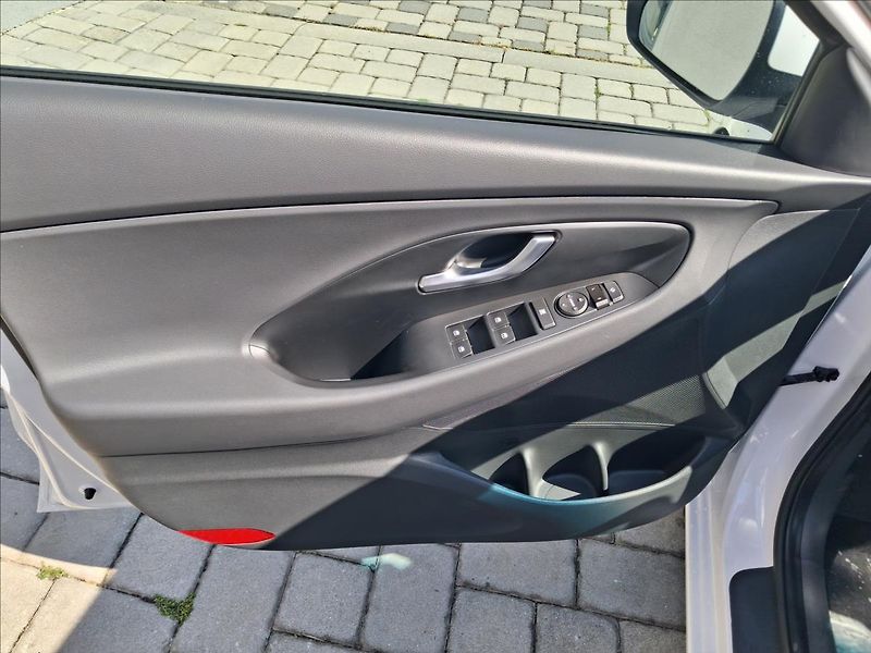 Hyundai i30 (2026) 1,6   TGDI DCT STYLE - fotka 9 z 13