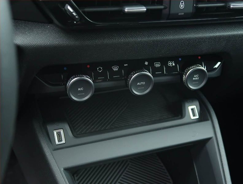 Citroën C4 X (2023) Feel Pack 1.2 PureTech - fotka 16 z 18