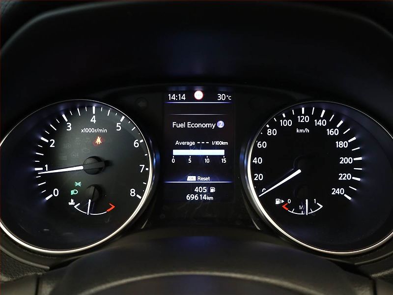 Nissan Qashqai (2021) 1.3 DIG-T, Tempomat - fotka 9 z 14