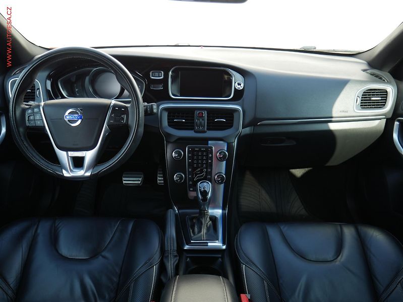 Volvo V40 (2015) 2.0 i, AT, navi - fotka 8 z 18