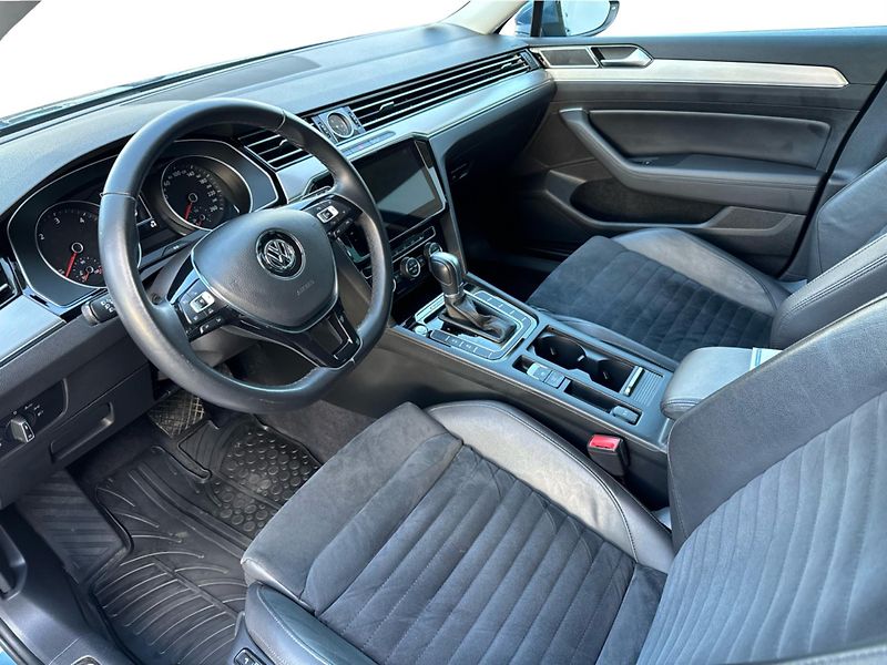 Volkswagen Passat 2,0 TDi 140kW HIGHLINE R-LINE - fotka 11 z 24