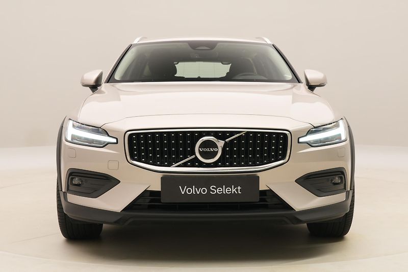Volvo V60 CC B4 AWD CORE AUT CZ - fotka 15 z 54