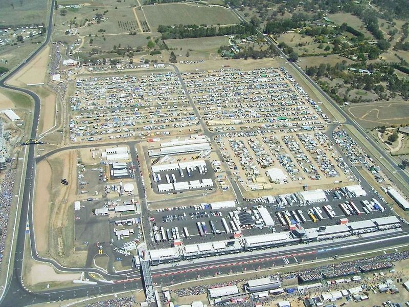 Pro vyznavače vůně spáleného benzínu a fanouška motorsportu není na světě nic lepšího než se pohybovat v prostředí kolem závodní dráhy. Projděte se TOP 10 těch nejlepších závodních okruhů světa.