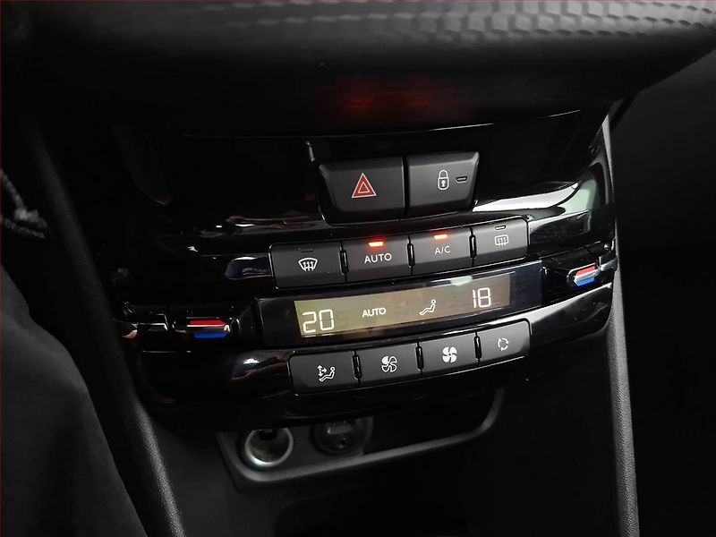 Peugeot 2008 (2018) 1.2 PureTech, ČR,1.maj - fotka 15 z 16