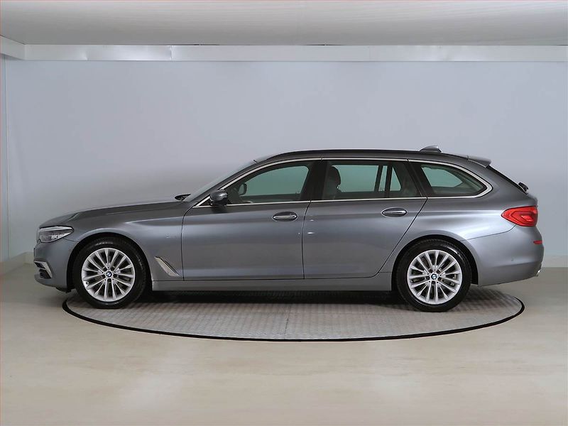 BMW Řada 5 (2017) Luxury Line 520d xDrive, 4X4 - fotka 3 z 24