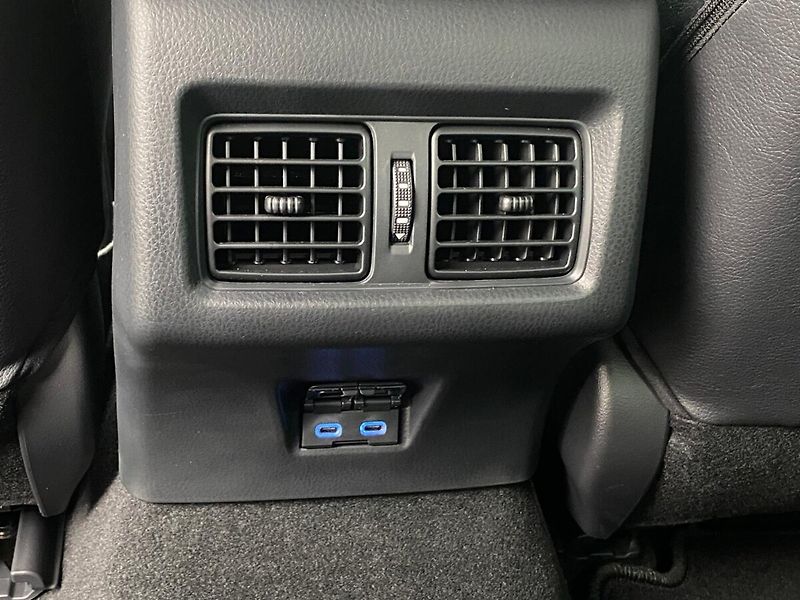 Toyota Camry 2,5 Hybrid Executive - fotka 29 z 30