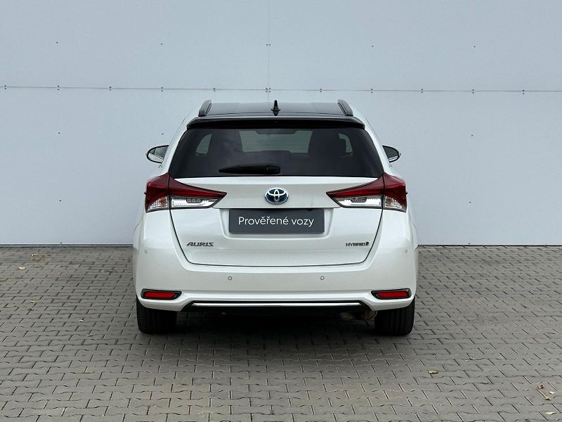 Toyota Auris 1.8 HSD e-CVT Selection - fotka 9 z 27