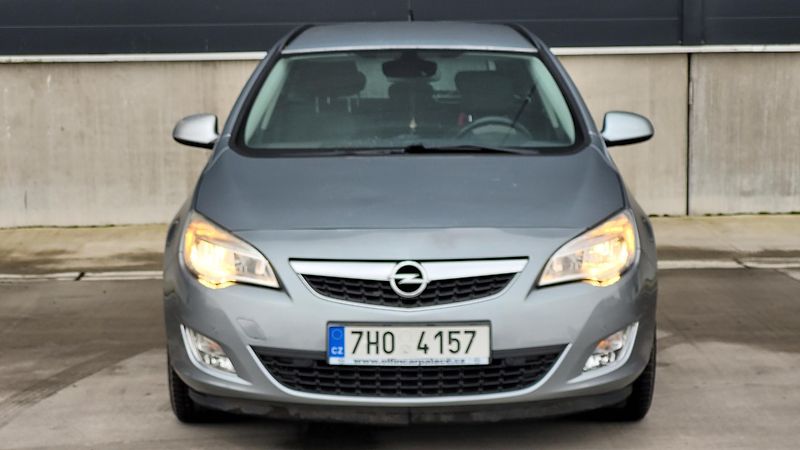 Opel Astra (2012) 1,7 CDTI 92KW - fotka 2 z 17