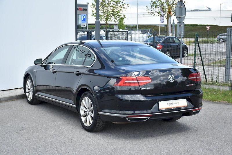 Volkswagen Passat (2017) HIGHLINE 2.0 BiTDI 176kW DSG 4 - fotka 11 z 31