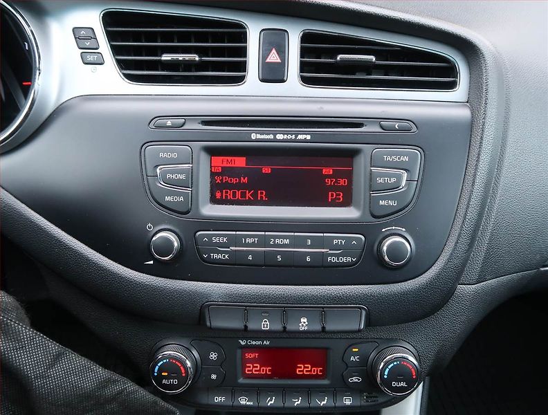 Kia Ceed (2013) Top 1.6 GDI, Serv.kniha - fotka 12 z 17