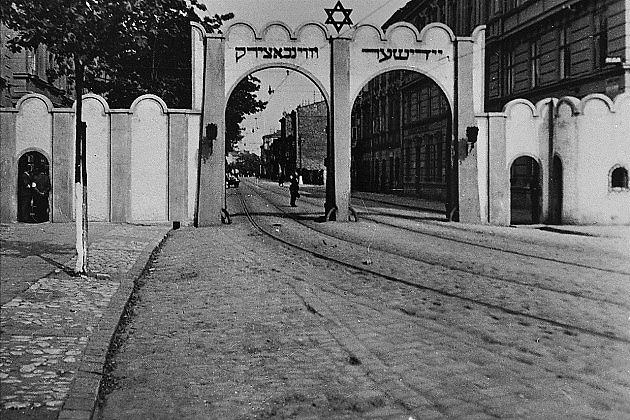 Vstup do krakovského ghetta., zdroj: Wikimedia Commons, United States Holocaust Museum, volné dílo