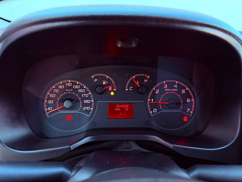 Fiat Fiorino 1.4 LPG, Klimatizace - fotka 13 z 19