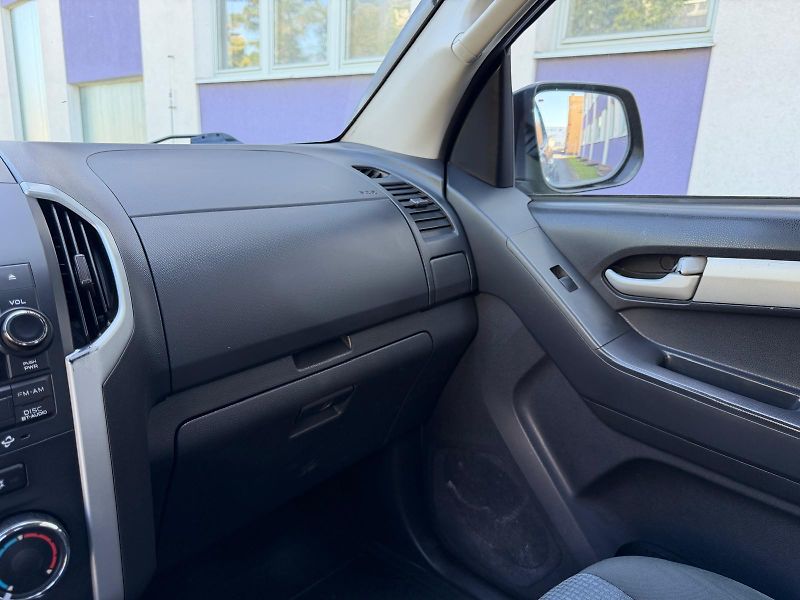 Isuzu D-Max 2,5 TD TwinTurbo 4WD automat . - fotka 18 z 19
