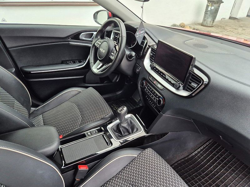 Kia XCeed (2022) 1.5i TOP  NOVE V CZ EXKLUSIVE - fotka 13 z 37