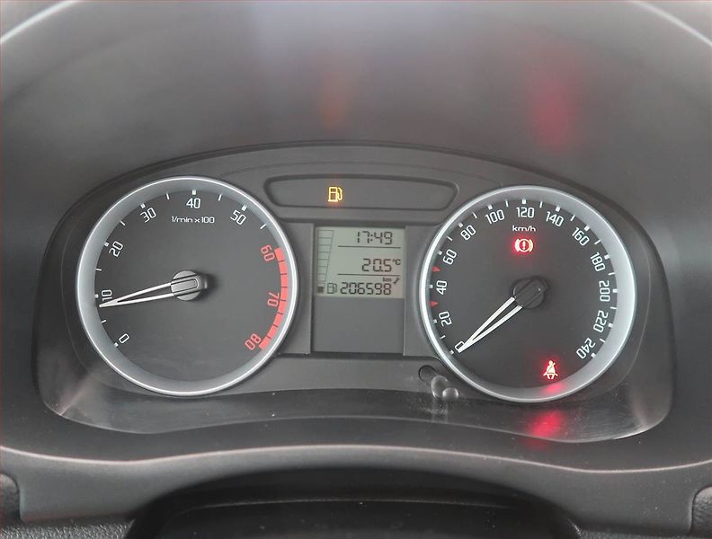 Škoda Fabia (2009) 1.4 16V, nová STK - fotka 11 z 13
