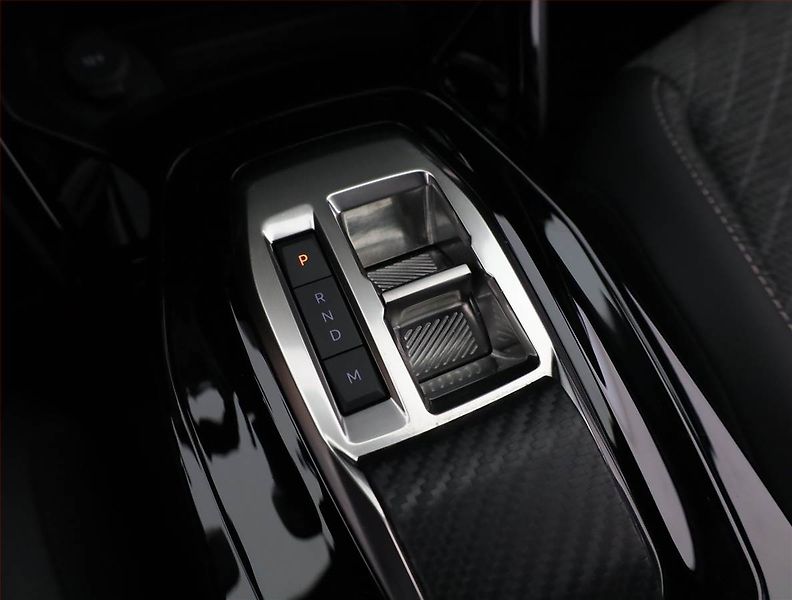Peugeot 2008 (2024) 1.2 PureTech, 360°KAMERA - fotka 11 z 16