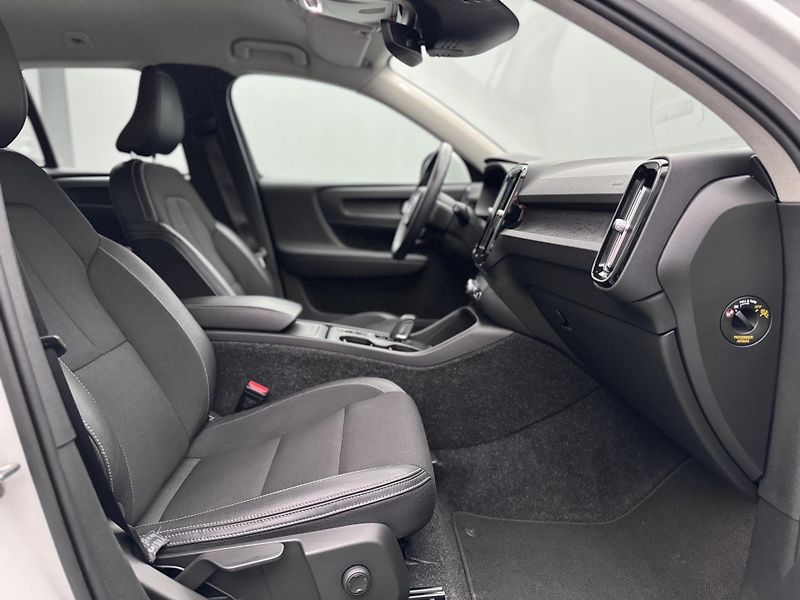 Volvo XC40 T4 AWD MOMENTUM CZ REZERVACE - fotka 19 z 34